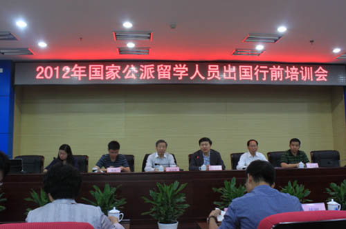 2012年青岛地区国家公派留学人员出国行前培训会在中国海洋大学举行1