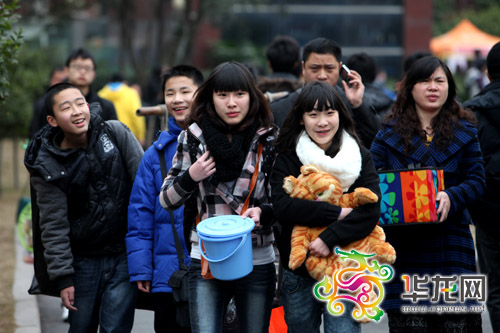 重庆500多万中小学生今天开学报到(组图)3