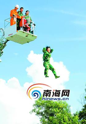 海南大学新生演练自救逃生 从20米高空跳下1