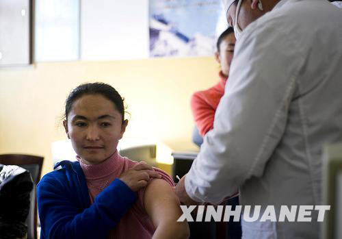 新疆乌鲁木齐县为教师免费接种甲流疫苗1