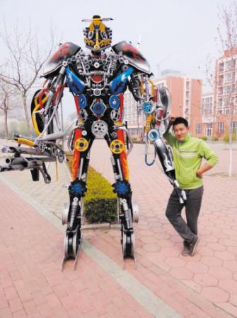 大学生废品站淘“宝”造出高大“机器人”1