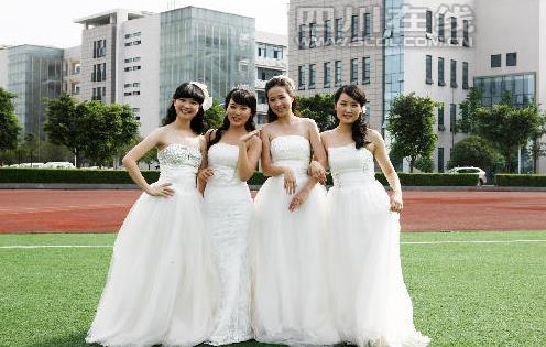 四川农业大学4位美女研究生 穿婚纱拍毕业照3
