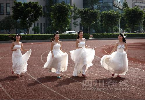 四川农业大学4位美女研究生 穿婚纱拍毕业照1