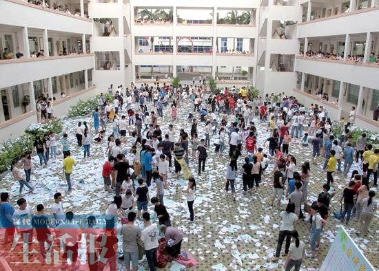 学校下“纸雨”为高考学生减压 场面震撼-中国教育3