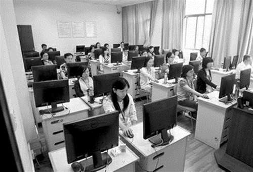 上海高考评卷工作启动 语文阅卷老师均持上岗证-中国教育1