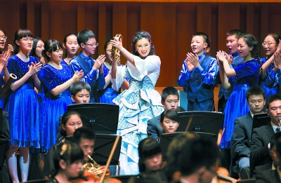 北京八中学生娃大剧院里纯正法语唱《卡门》-中国教育1