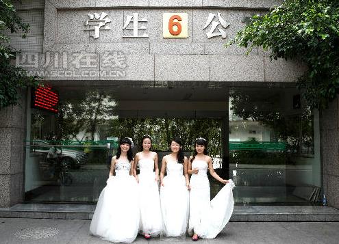 四川农业大学4位美女研究生 穿婚纱拍毕业照2