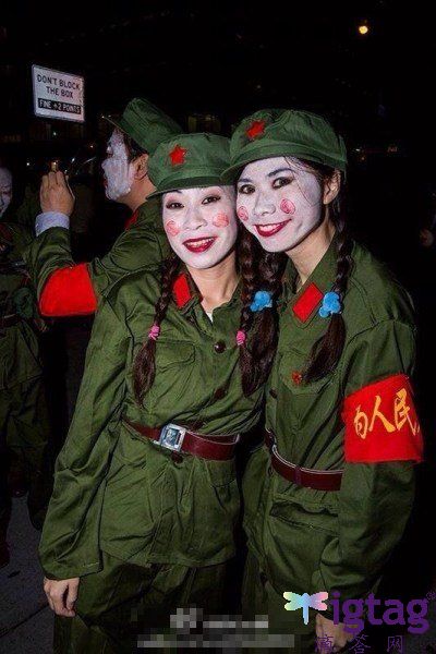 中国留学生扮红卫兵参加美国纽约万圣节游行1