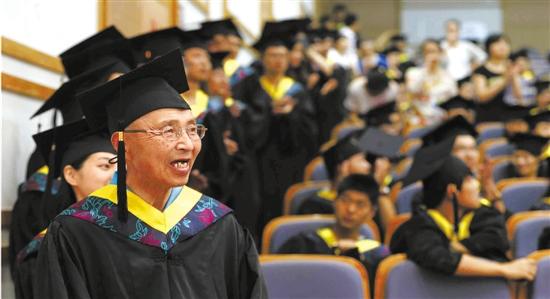 73岁老汉完成本科学习 称下一个目标是考研-中国教育1