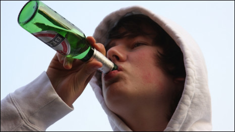 英媒2012:孩子酗酒 父母影响最重要1