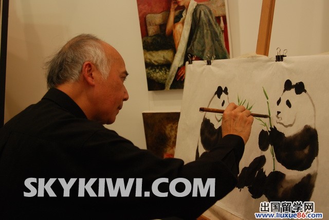 新西兰种族关系日举行慈善艺术品拍卖 华人画家当场献技1