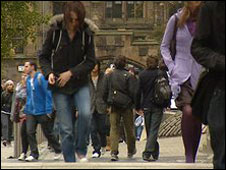 2012英国BBC:英政府鼓励更多学生踏出国门1
