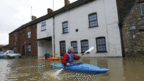 2012英国:天降暴雨英国多地受灾严重[1]3