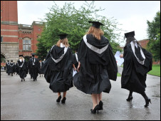 英国留学:大学校长年薪高 学生不满意1