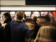 英媒:伦敦地铁自杀案十年来激增1