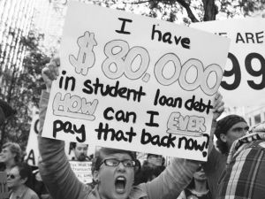九成美国大学生靠贷款读书 奥巴马八年前才还清[1]1