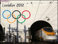 2012英国:奥运五环亮相英法海底隧道1