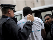 英国留学:英国警方逮捕过千骚乱嫌疑人1