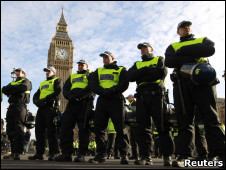 2011英国:学生示威 警方备好橡皮子弹1