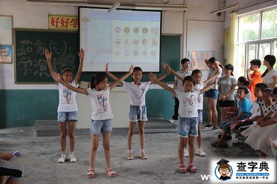 潍坊学院志愿者为乡村孩子举办文艺汇演2