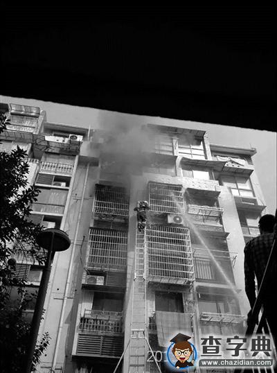 宁波一小区失火 施救邻居眼睁睁看着一对母子哭喊声渐渐微弱倒在窗边3