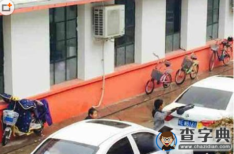 渭南一小学学生雨天给校长洗车 教育局介入调查1
