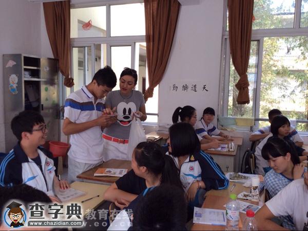 每天有“老外”上课是一种什么体验？杭州中策职校外教在课堂已成常态3