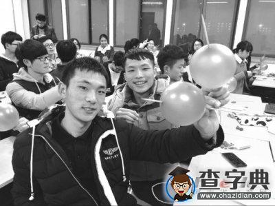 河南科技大学上课玩魔术:长竹签穿过大气球完好无损1