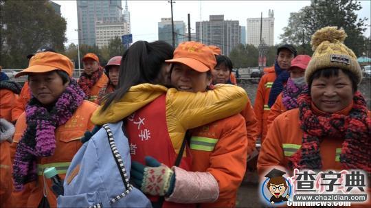 小雪时节 华北水利水电大学学生200条爱心围巾送环卫工2