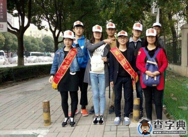 武昌理工学院大学生志愿者义卖报纸帮助患白血病女生1