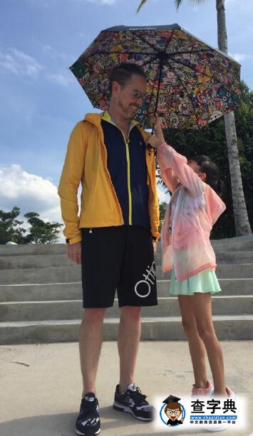 太暖心！夏天踮脚为爸爸撑伞遮阳 大长腿抢镜(图)1