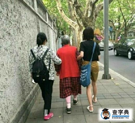 郑爽陪生病外婆散步 家族曝光父母都是高颜值1