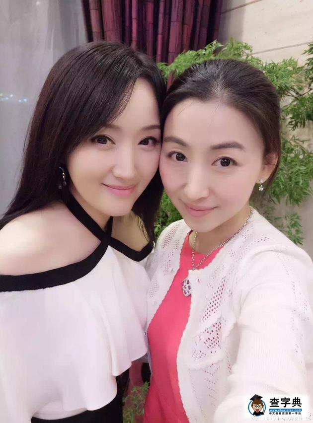 45岁杨钰莹的闺蜜也都是美女！个个白皙娇嫩似少女2