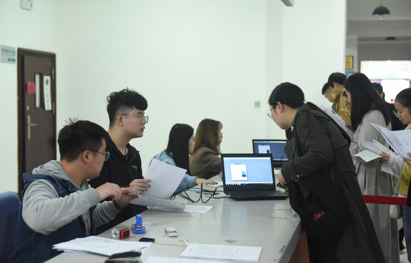 西京学院顺利完成2020年研招考试报名现场确认工作，考生达3492名4